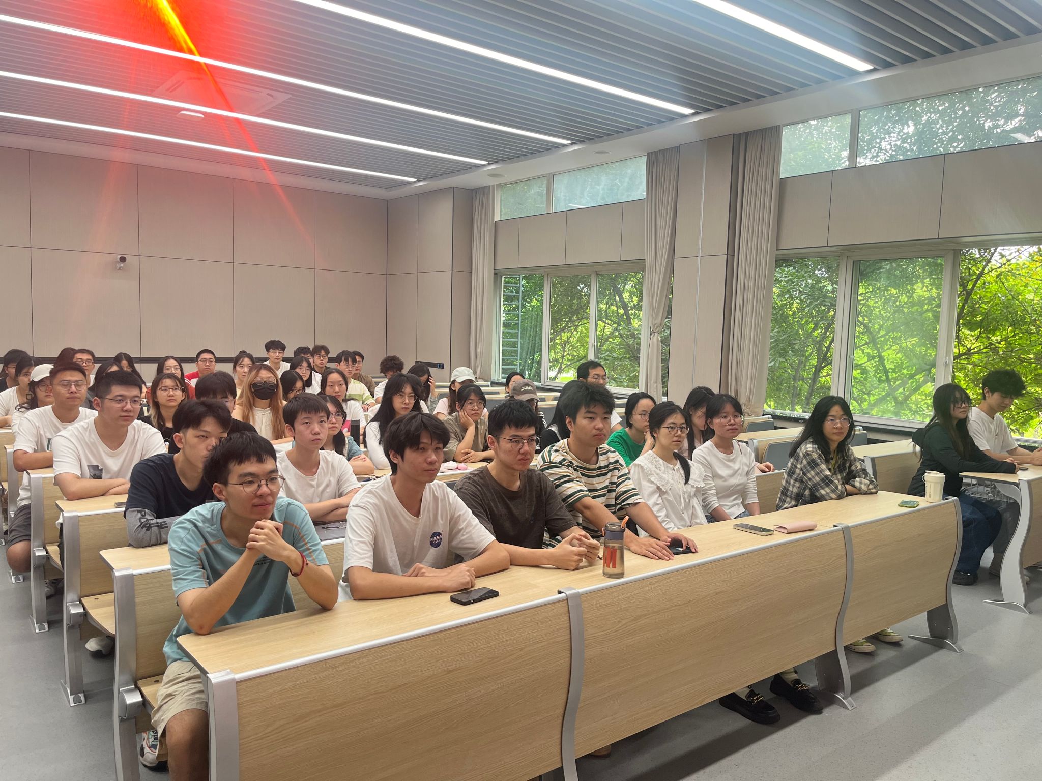 传承红色基因 争当青年先锋——公司组织员工观看第二批红色典型进高校宣讲活动