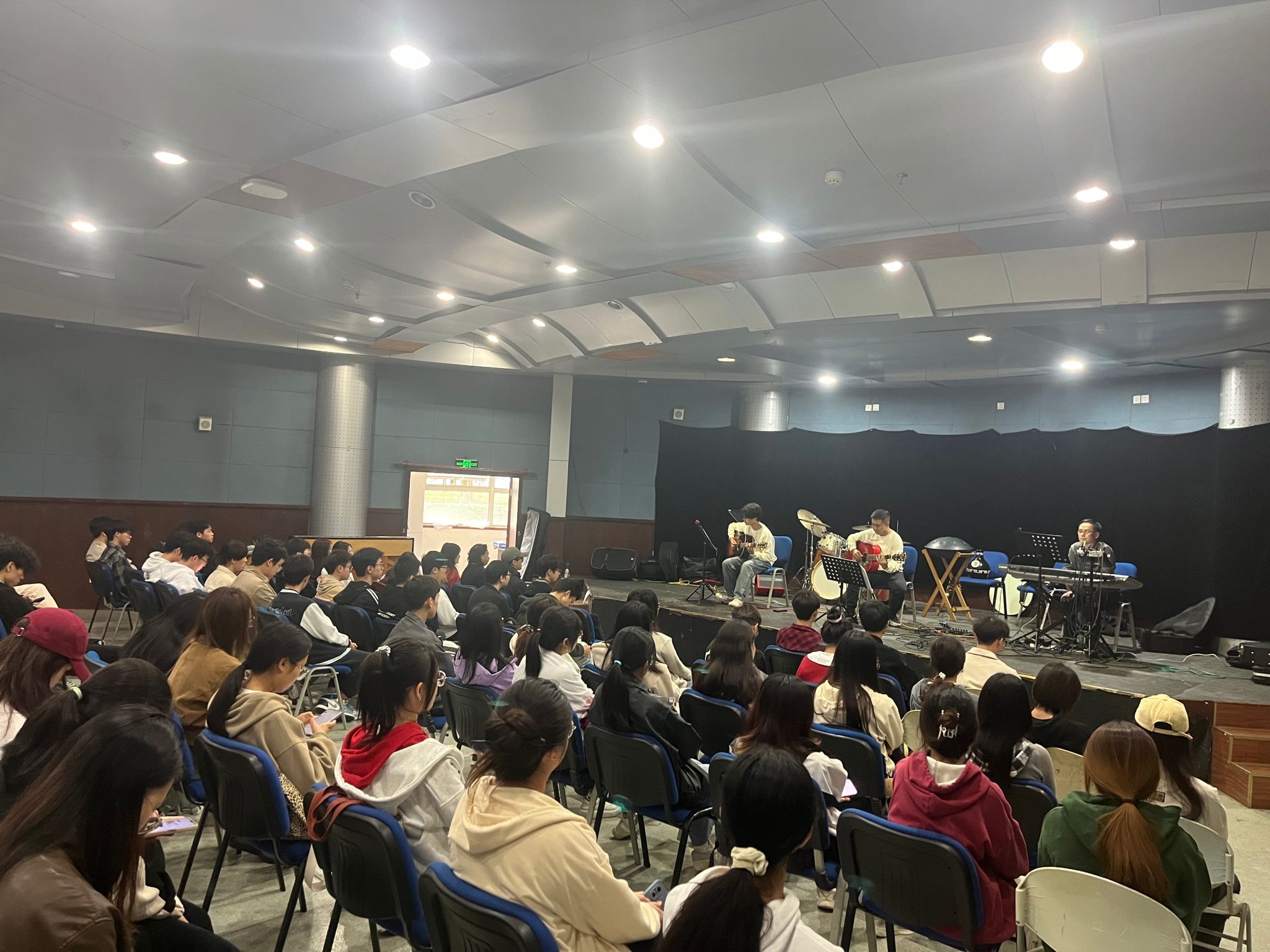 “音乐的力量：从热爱到自我实现”文化素质讲座圆满举行