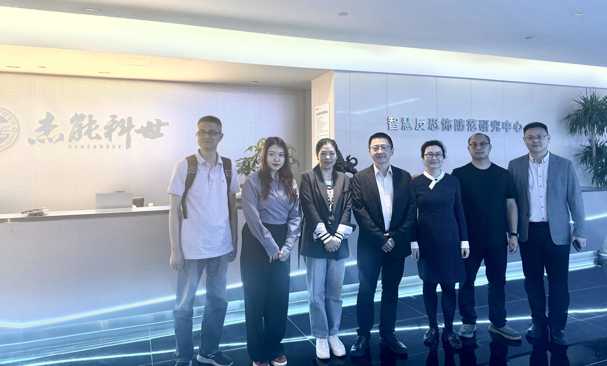 公司师生赴杭州开展访企拓岗工作并看望员工