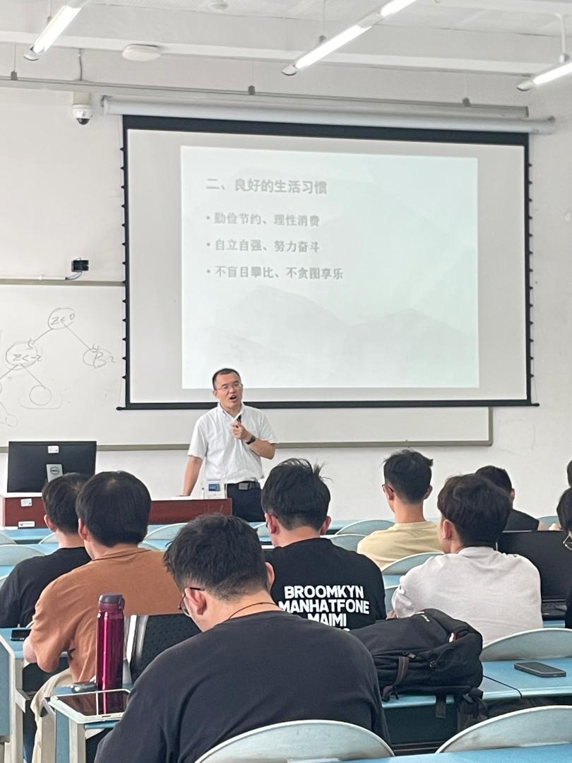 365英国上市集团2022级研究生召开“资助、成长、感恩”主题班会